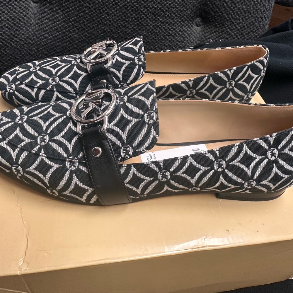 Michael Kors Black and White Flats size 7m